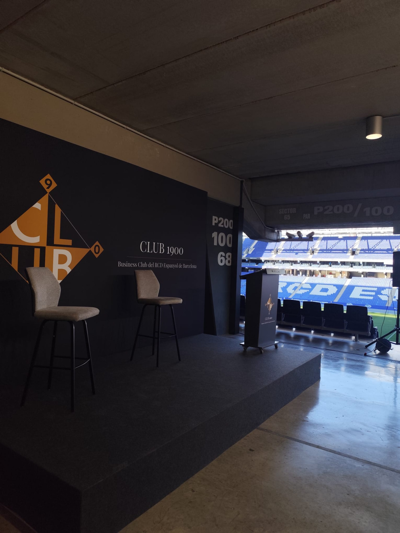 La sala disposa de bones vistes a l’estadi