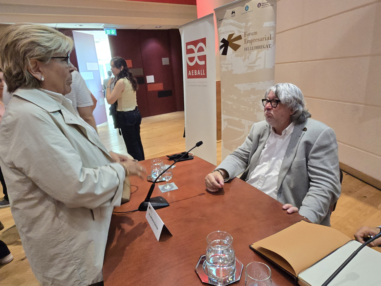La directora general de AEBALL, Rosa Fiol, con el alcalde de Cornellà, Antoni Balmón, al término de su intervención