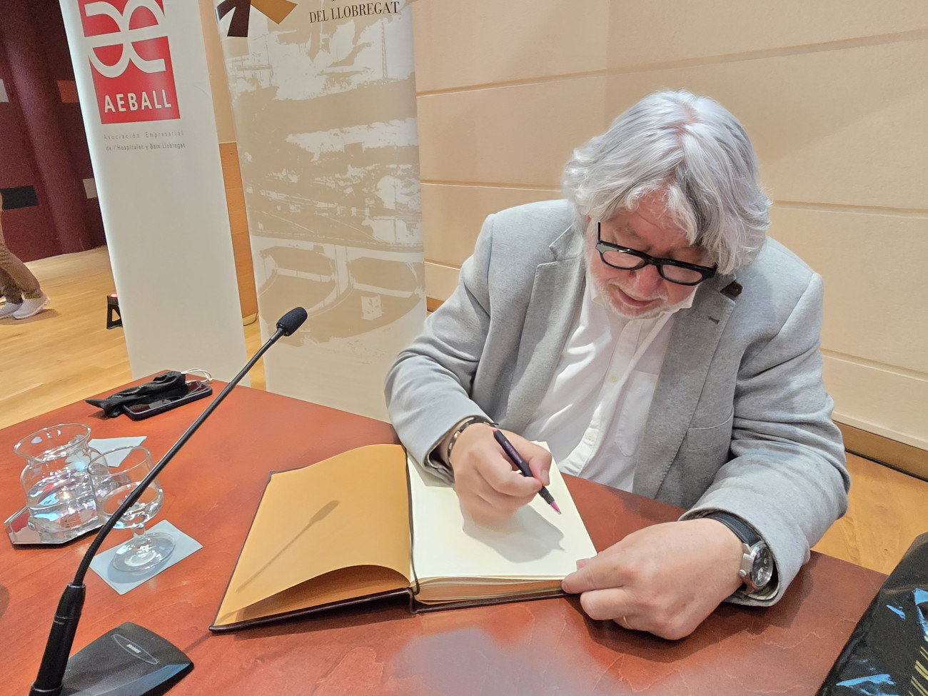 Balmón firmó en el libro del Foro Empresarial del Llobregat
