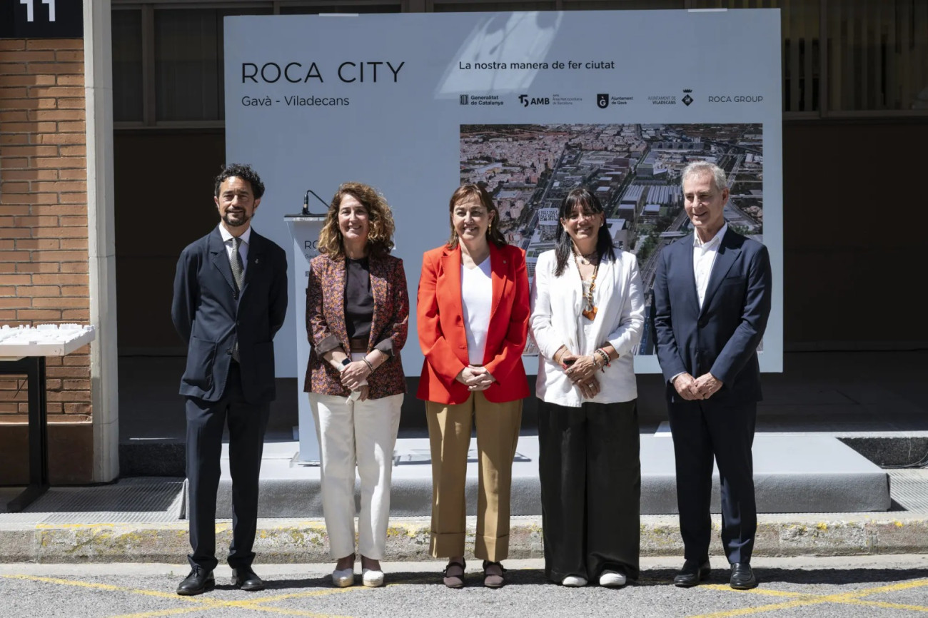 De izquierda a derecha: Damià Calvet, vicepresidente del AMB; Olga Morales, alcaldesa de Viladecans; Sílvia Paneque, consejera y portavoz del Gobierno; Gemma Badia, alcaldesa de Gavà; y Miquel Ángel Munar, Senior Managing Director de EMEA de Roca Group, d