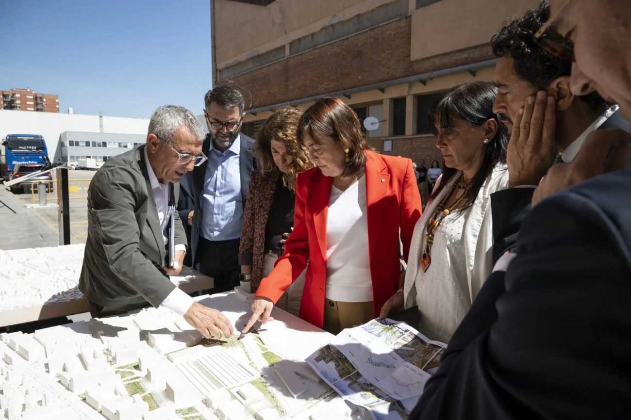 Las autoridades observan la maqueta del nuevo barrio.