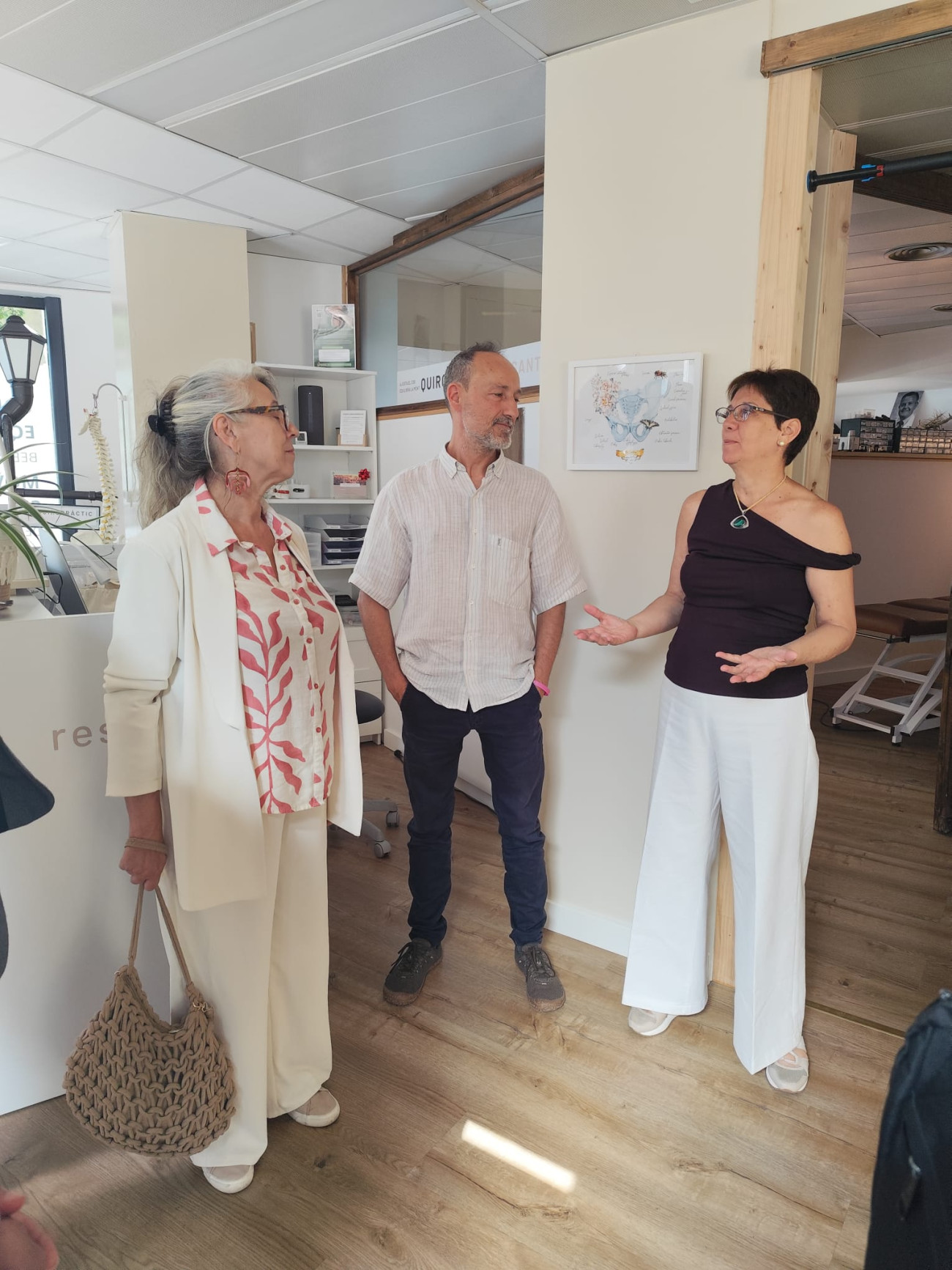 La alcaldesa visitó el Quiropràctic Sant Feliu, uno de los comercios adscritos a la red de refugios climáticos