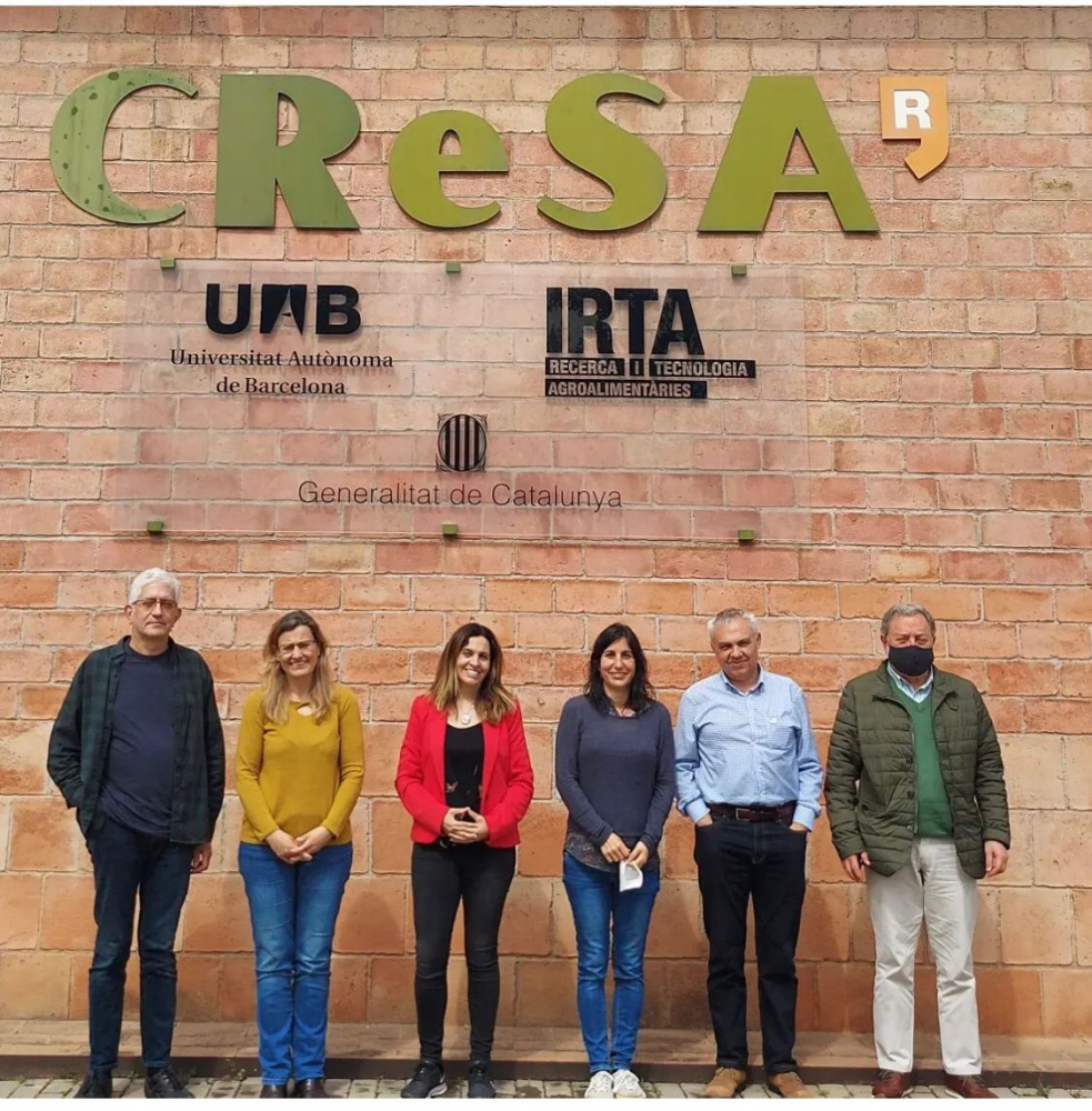 La presidenta del Consell Comarcal del Baix Llobregat, Eva Martínez (con chaqueta roja), junto a los científicos que asesoran sobre la plaga de los mosquitos