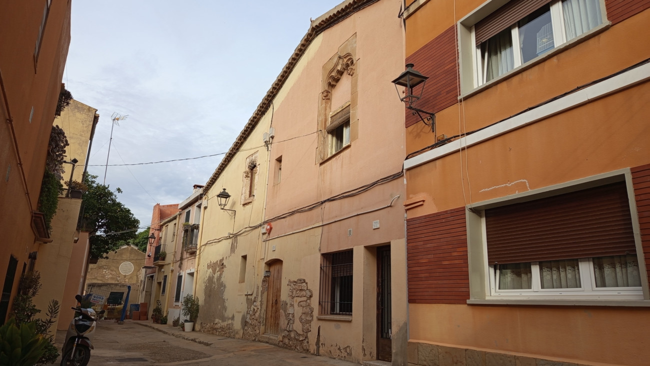 Casa con ventanales góticos