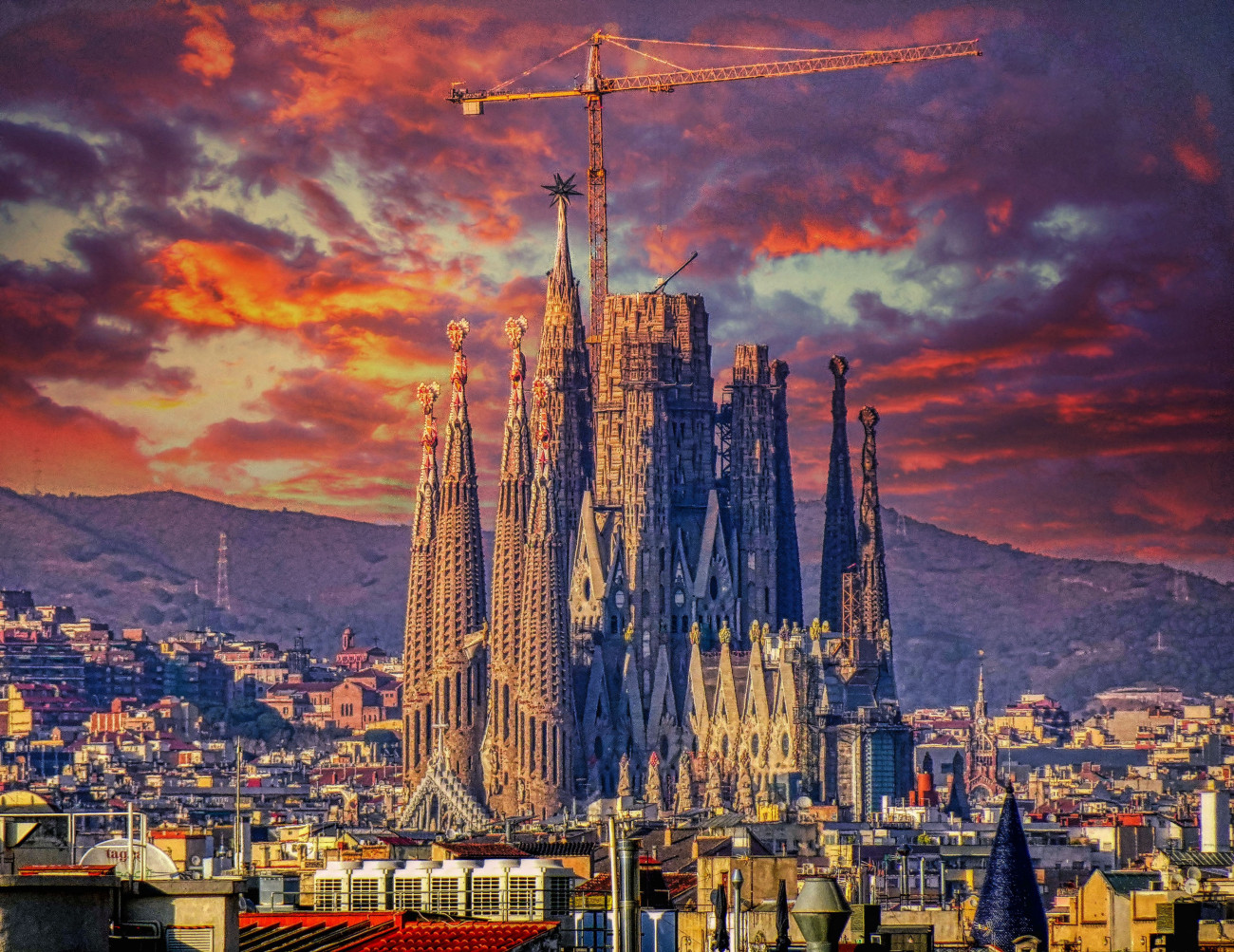 Imatge de la Sagrada Família amb el cel rogenc