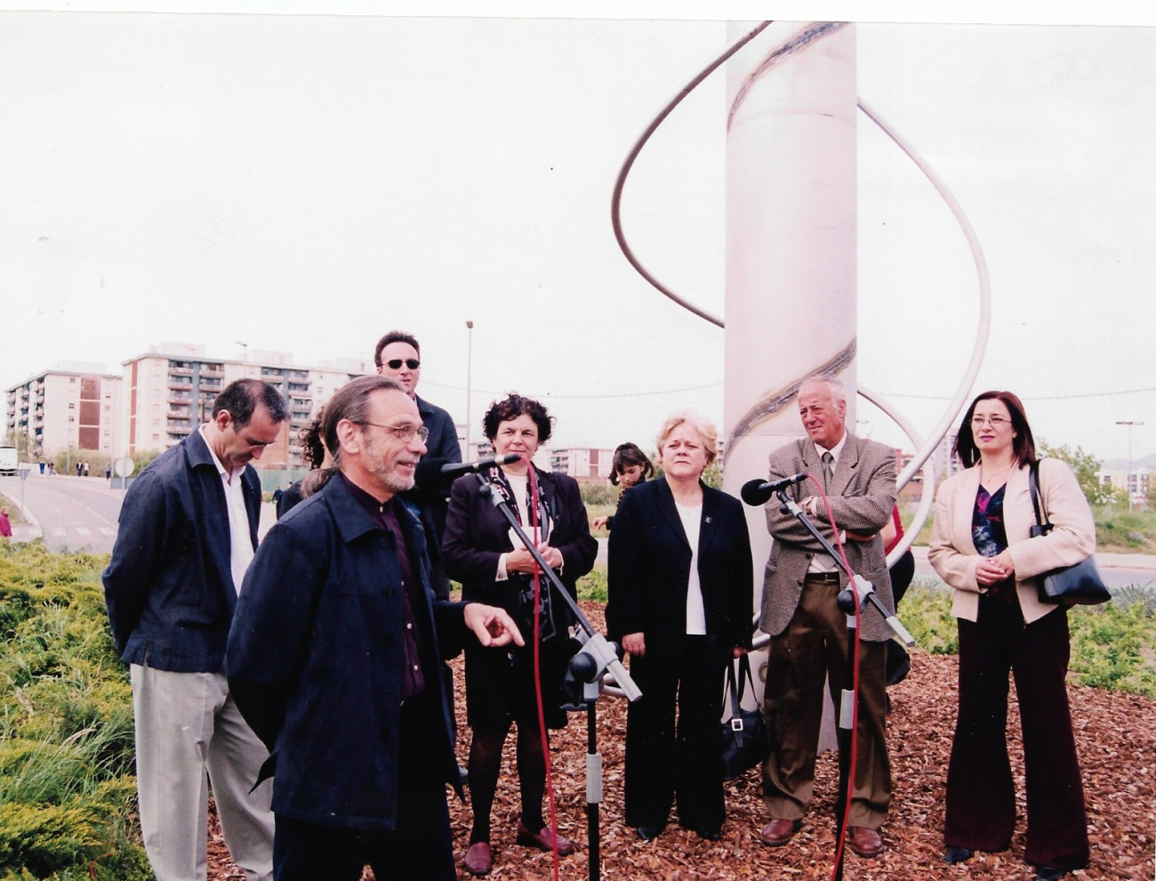Foto de 2003 durant la inauguració de l’escultura d’homenatge a Gaudí a Sant Boi, on es veu a Ferran Soriano dirigit unes paraules
