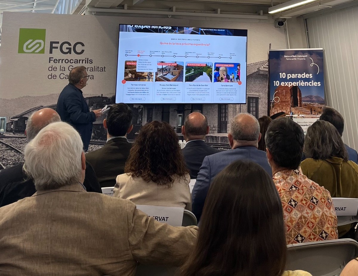 El conseller de Turismo del Baix Llobregat, Javier González, explica cómo se estructura la página web de la campaña
