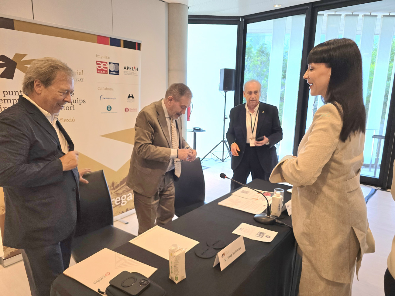 Elisabet Pares y Carles Guilera arropan a Josep Santacreu en presencia de Santiago Ballesté y Rosa Fiol