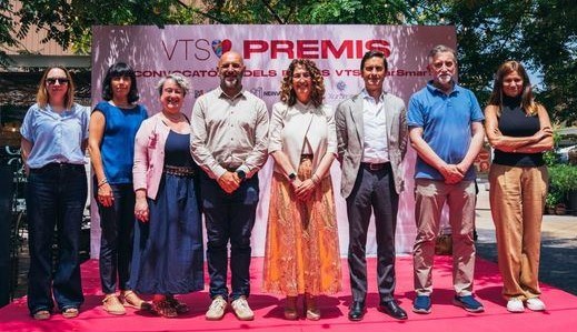 Foto de família a les instal·lacions de Viladecans The Style Outlets amb els responsables municipals i mèdics dels premis