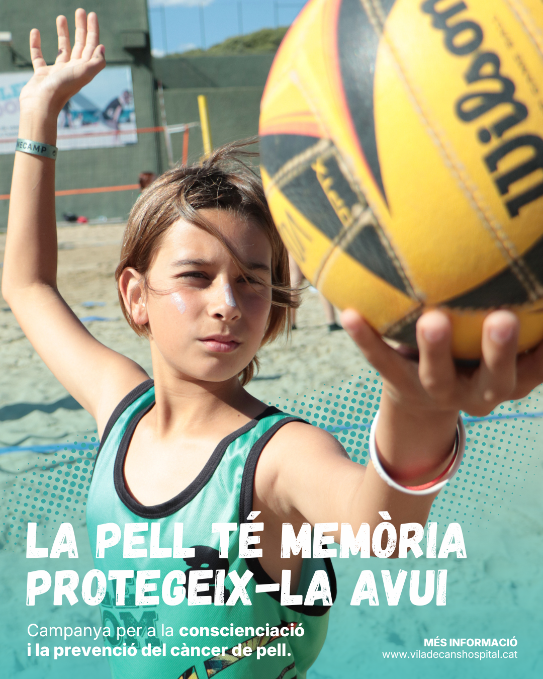 Una de les imatges de la campanya de sensibilització per protegir-se del sol protagonitzada per jugadores del club Voleiboom Castelldefels