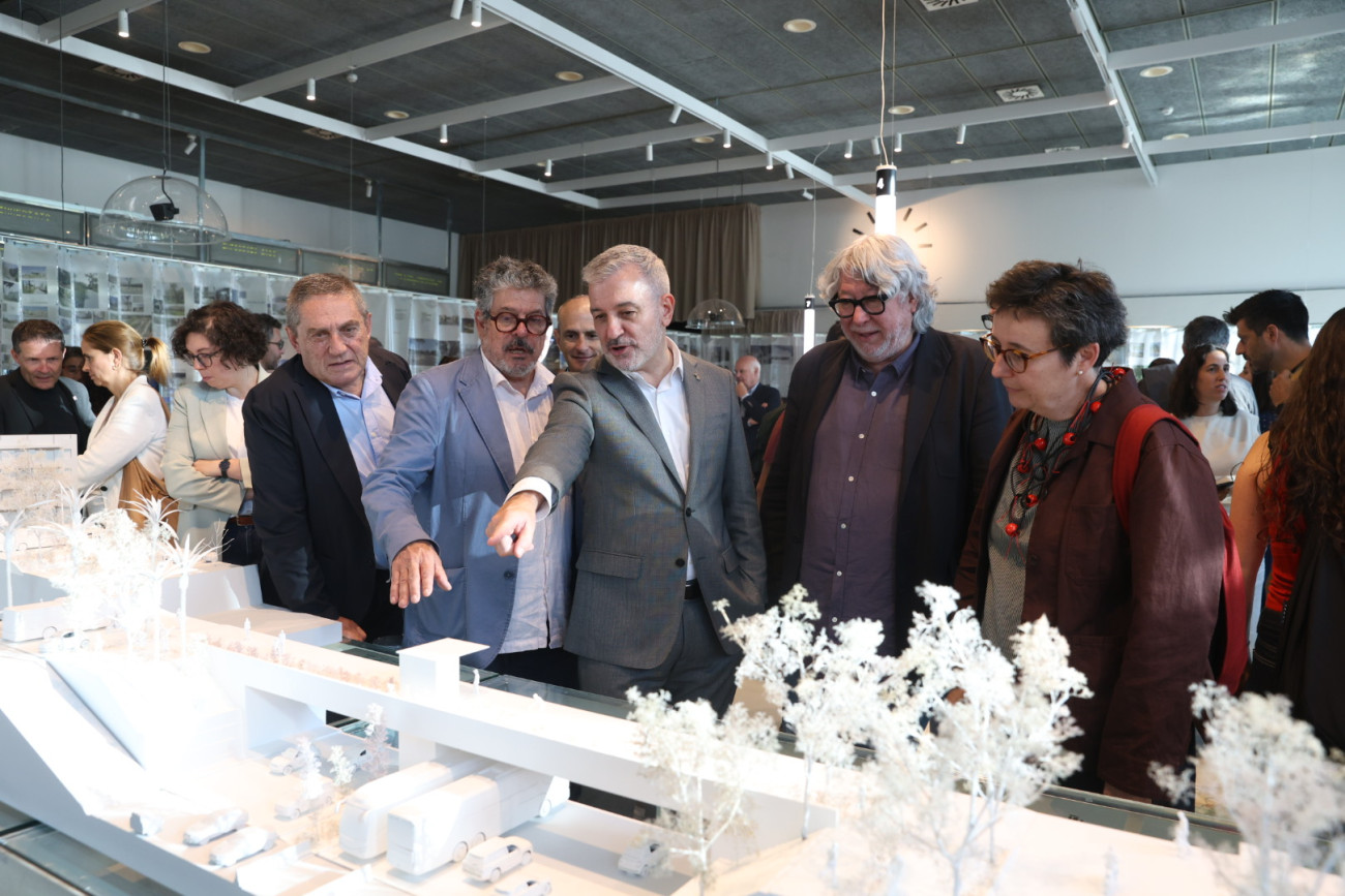 Les autoritats metropolitanes durant la inauguració de la mostra amb l’alcalde de Barcelona i president de l’AMB, Jaume Collboni al costat d’Antonio Balmón, alcalde de Cornellà y vicepresident executiu de l’AMB