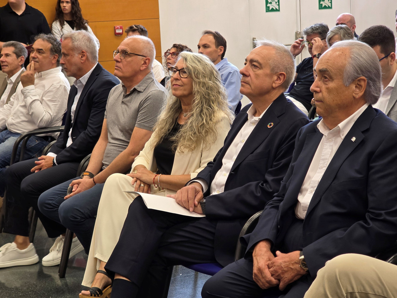 En primera fila, en primer terme, el president de la delegació de la Cambra de Comerç de Barcelona al Baix Llobregat, Carles Guilera, que al juliol deixarà el càrrec després de 23 anys; Pere Navarro i Lourdes Borrell
