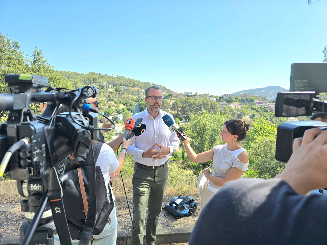 Jordi Bou, alcalde del Papiol i conseller delegat d’Espais Naturals de l’AMB, aquest dimarts a Torrelles mentre atén els periodistes