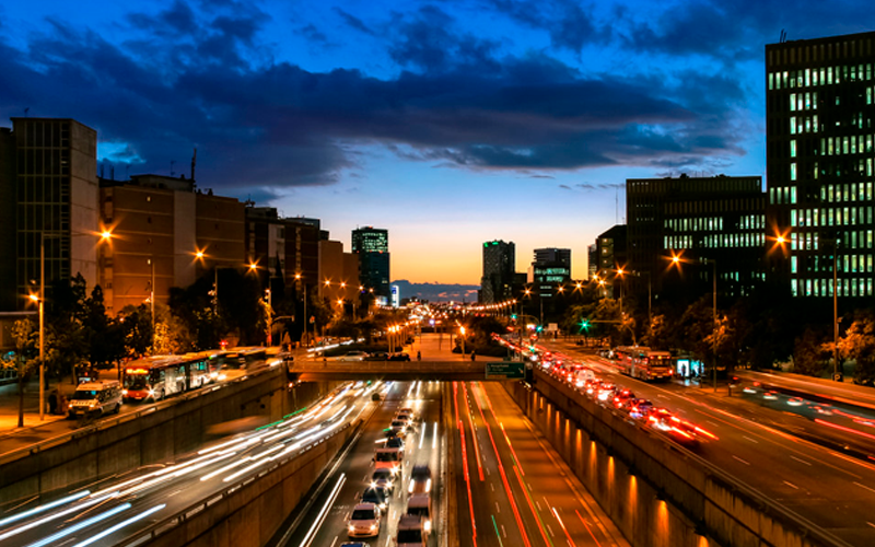 Vista de un atardecer en la Gran Vía entrando a l’Hospitalet, con la Ciudad de la Justicia a la derecha y el skyline de la plaza Europa al fondo