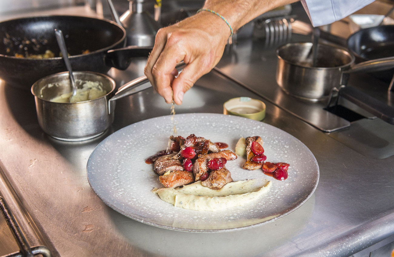 La gastronomia de quilòmetre zero és abundant a la comarca gràcies a la proximitat del Parc Agrari del Baix Llobregat i els seus excel·lents productes