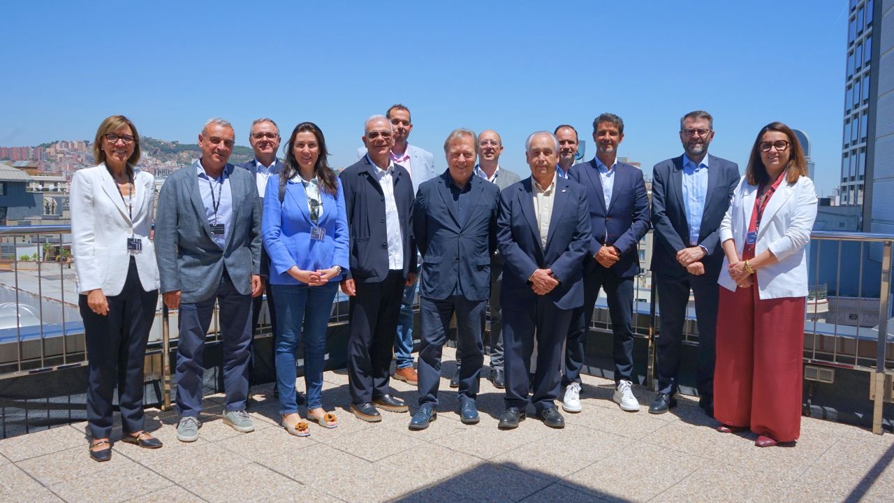 Foto de família del president de la Cambra de Comerç de Barcelona, Josep Santacreu, al centre, amb la direcció de la seva delegació al Baix Llobregat. La futura presidenta cameral a la comarca apareix a l’esquerra amb jaqueta blava