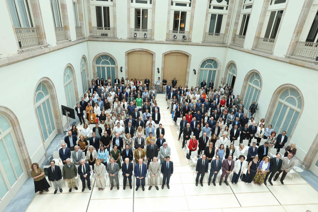 Foto cenital de los asistentes al 15 aniversario del AMB en el Parlament de Cataluña