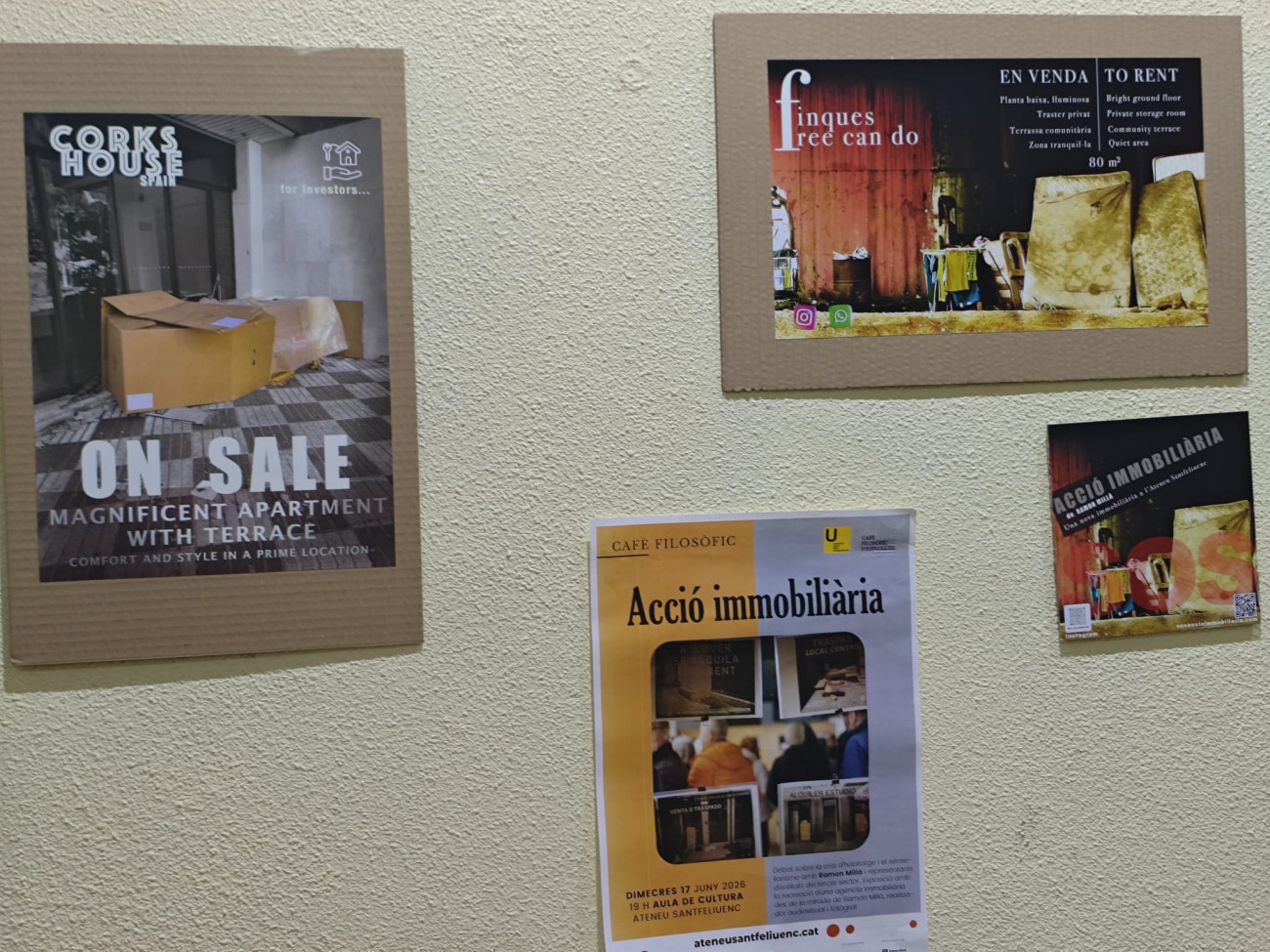 La acción artística ha simulado que la sala del Ateneu Santfeliuenc era una especie de agencia inmobiliaria