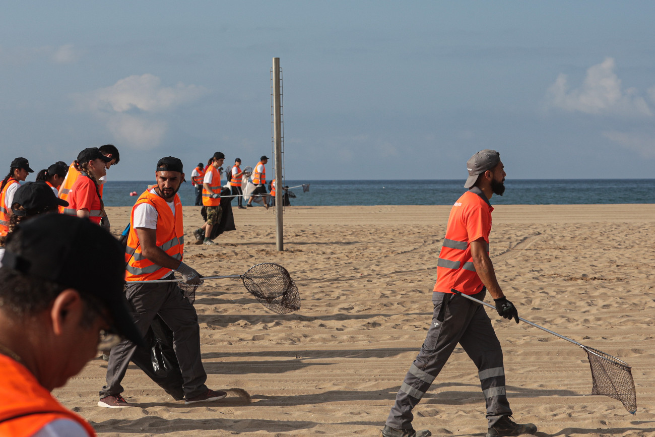 Durant tres hores i mitja, nombrós personal ocuparà les platges per procedir a la seva neteja el matí de Sant Joan.