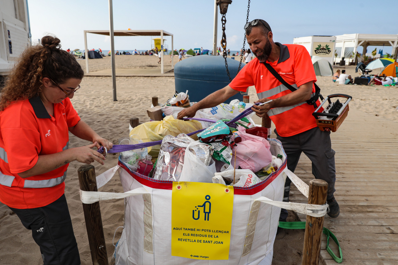 Tot i la prohibició d’abandonar residus a la sorra, cada Sant Joan es recullen tones de deixalles a les platges metropolitanes.