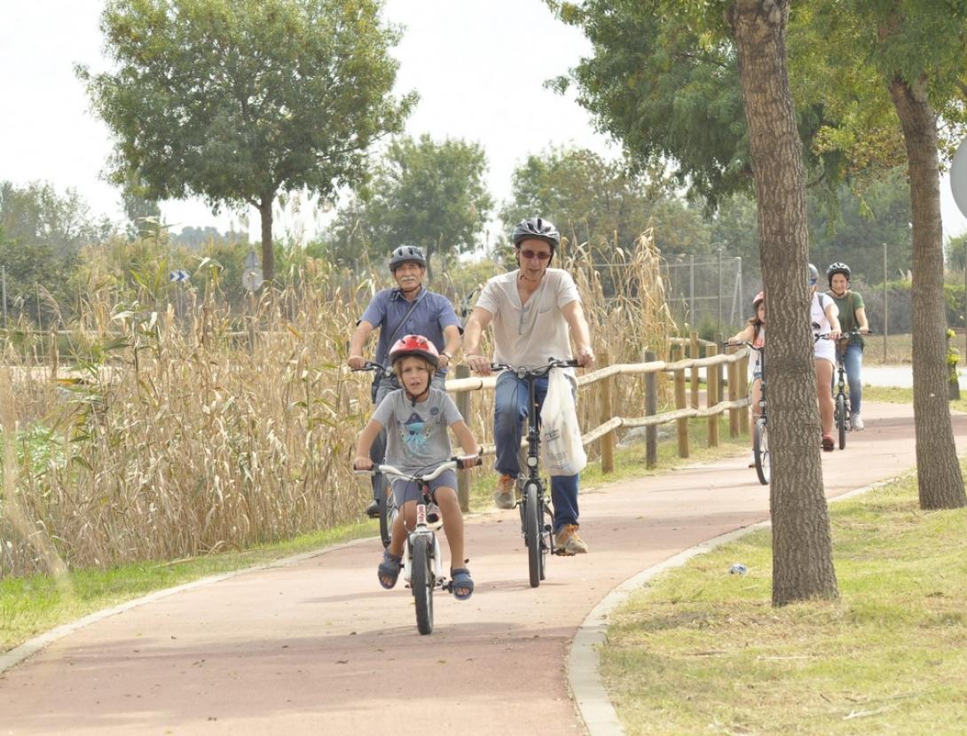 El recorrido por el parque fluvial desde Martorell hasta El Prat es muy conocido y accesible para las familias. En la imagen, a su paso por el Delta.