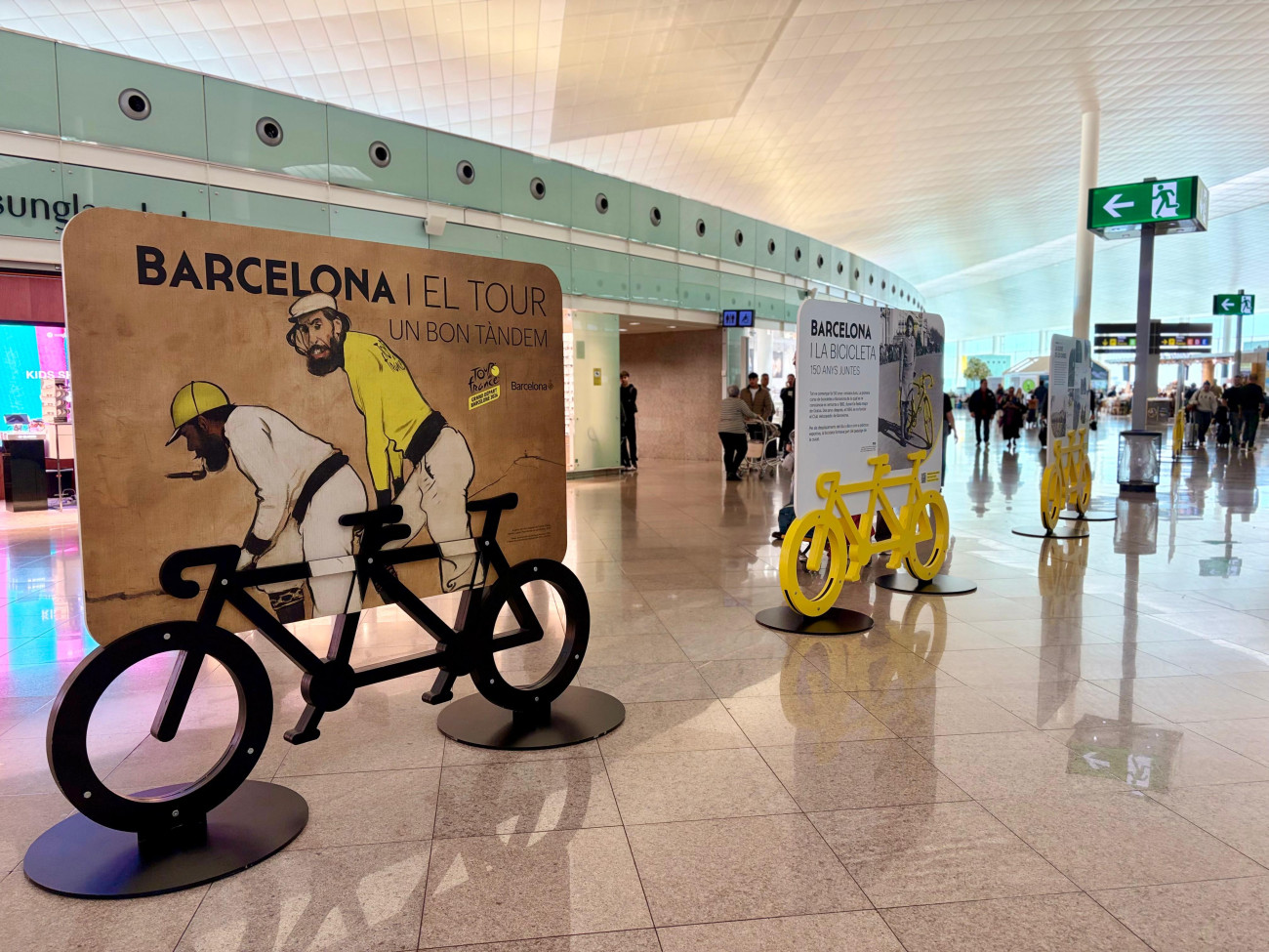 Exposición sobre el Grand Départ del Tour de Francia en el aeropuerto Josep Tarradellas Barcelona-El Prat, que puede visitarse hasta el 10 de julio.