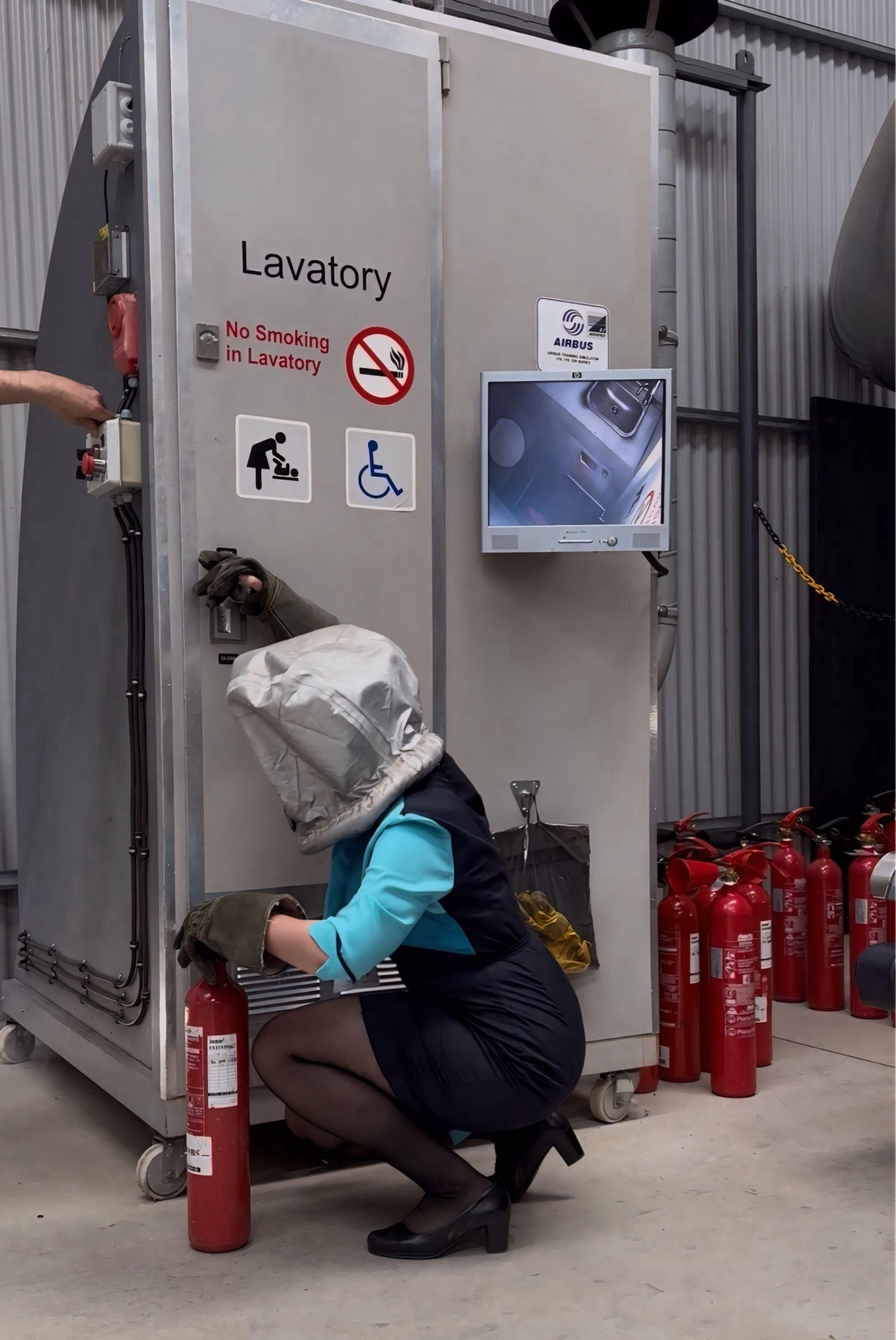 Entrenamiento de una alumna de Central Escuela en una situación de extinción de un fuego en un baño