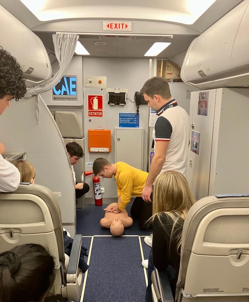 Alumnos del Institut Illa dels Banyols de El Prat durante una simulación de reanimación de un pasajero