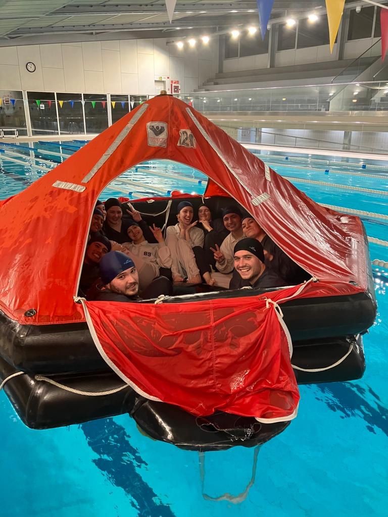 Los alumnos del Institut Illa dels Banyols realizando un entrenamiento de situación de amerizaje
