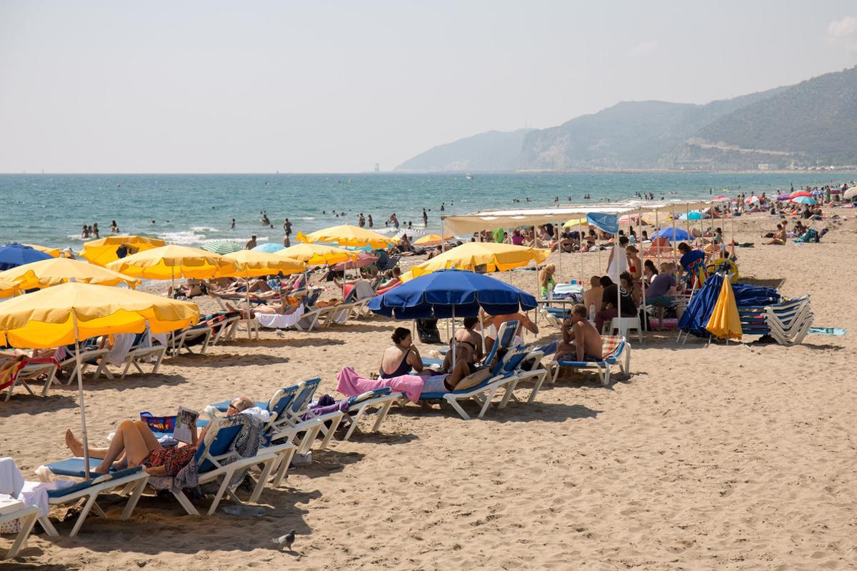La playa de Castelldefels durante la temporada de verano.
