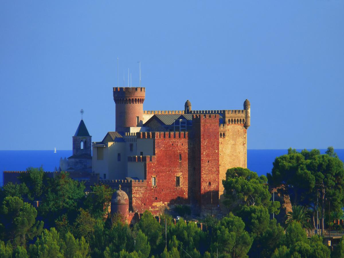 El castillo de Castelldefels es el testigo mudo de la evolución turística de la localidad, ya que fue construido para defenderse de los ataques piratas.