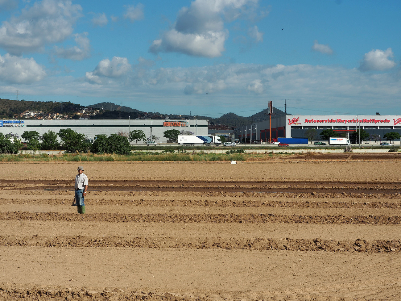 Altre imatge de l’activitat agrícola envoltada d’altre activitat econòmica, principalment industrial