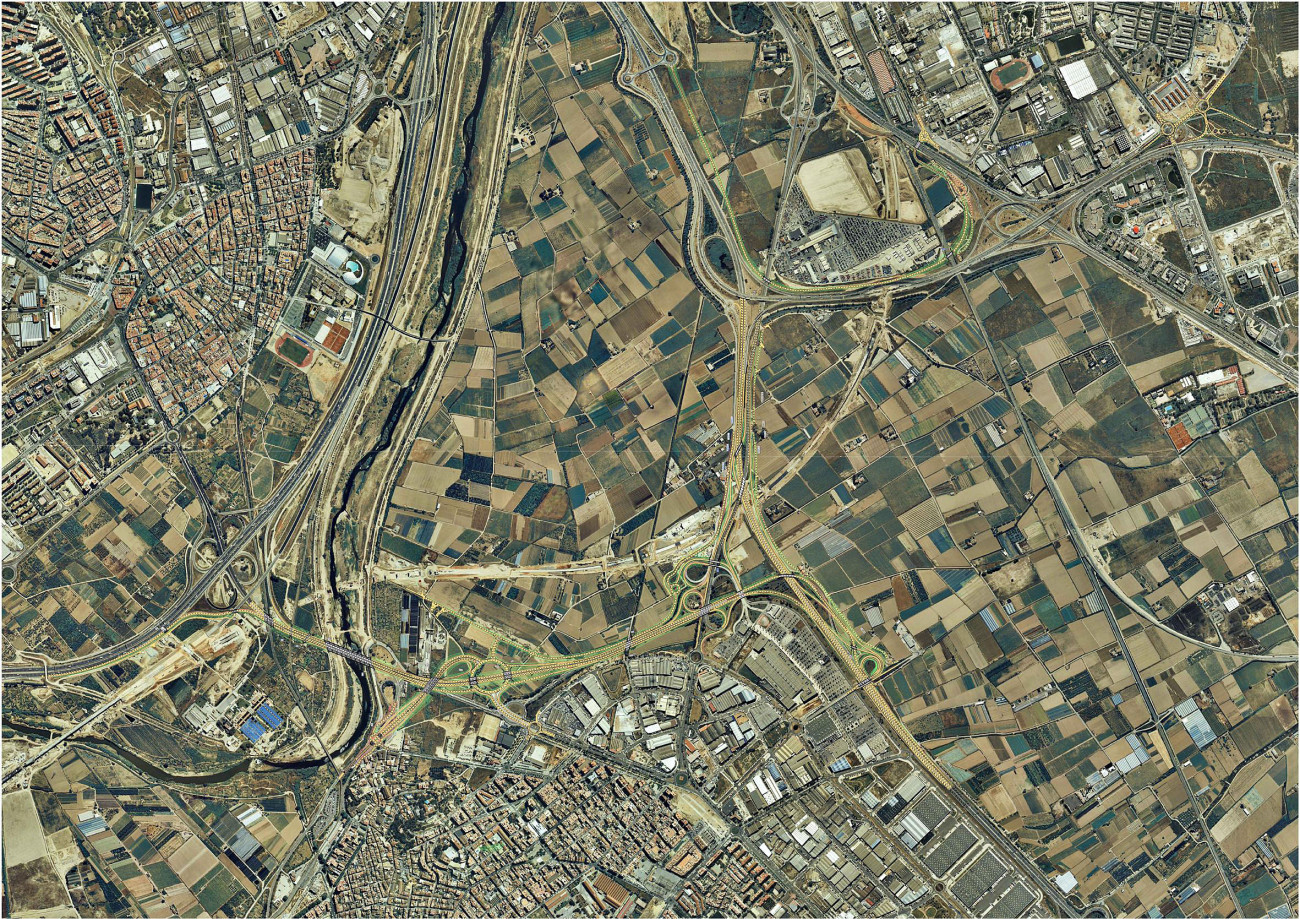 Imatge aèria del Delta amb el riu Llobregat amagat entre les infraestructures i envoltat pel parc agrari del Baix