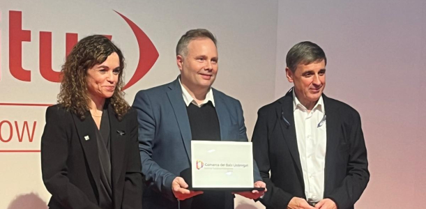 Javier González va rebre, en nom del Baix Llobregat, una distinció en Fitur 2026, la principal fira turística d’Espanya d’enguany