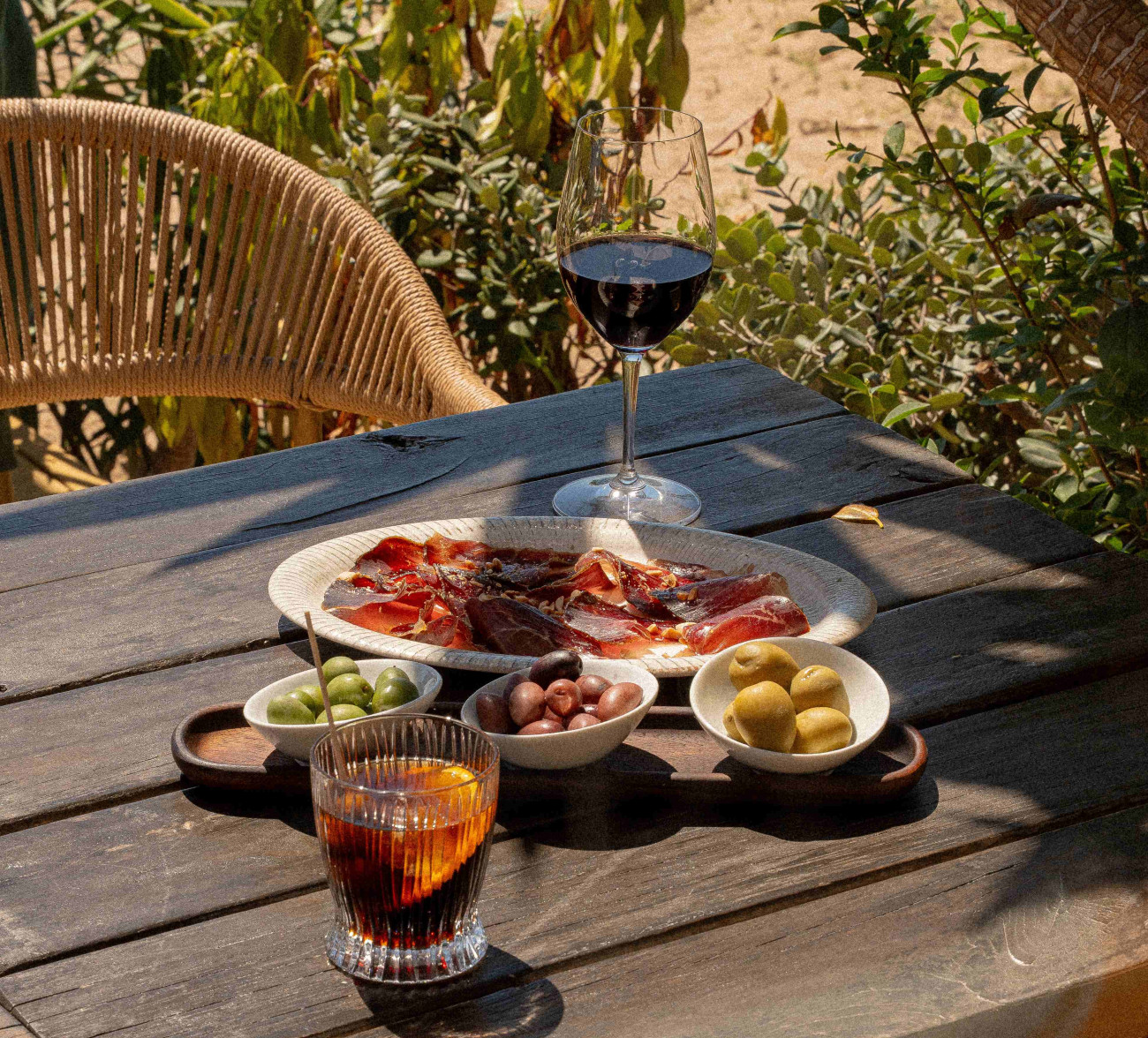 La terraza sobre la arena permite gozar de delicias gastronómicas de forma relajada