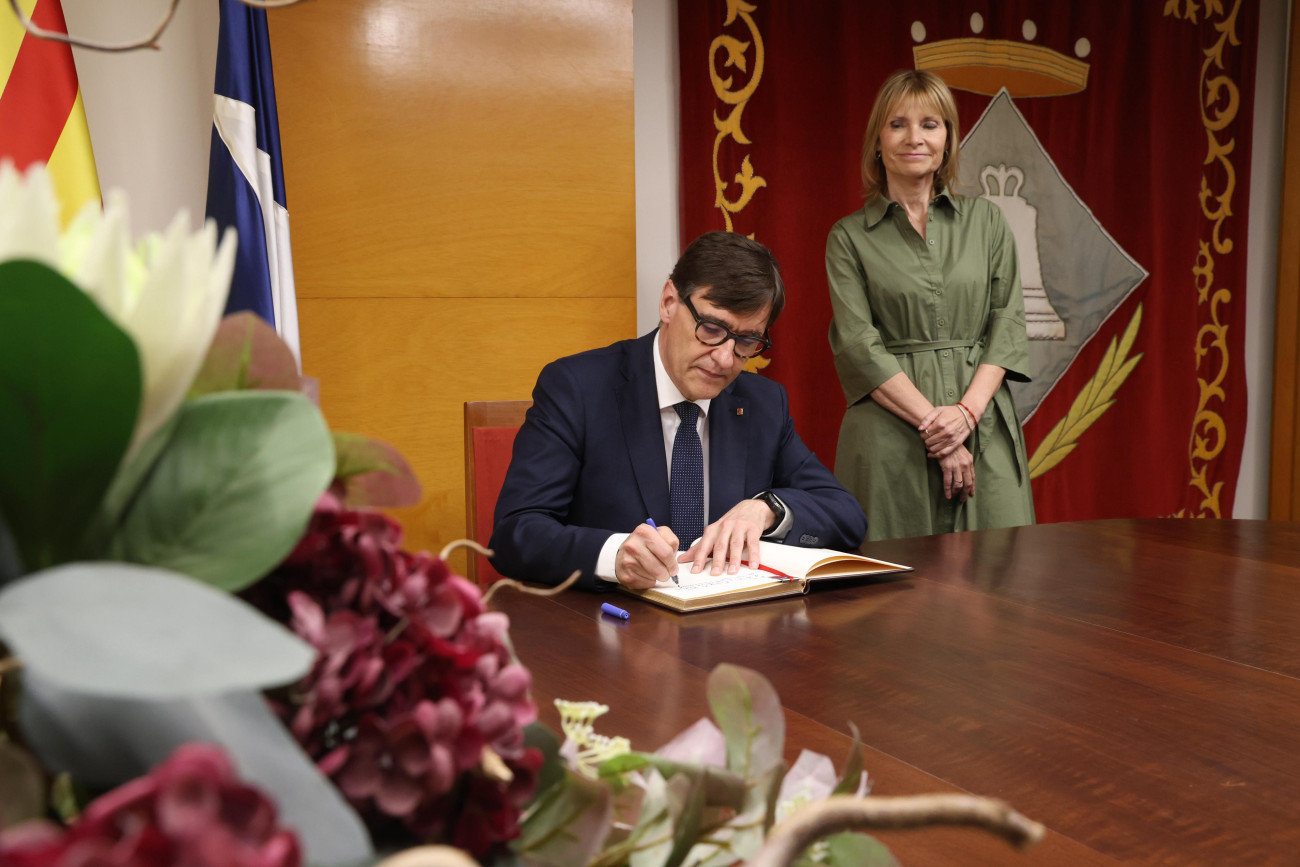 Salvador Illa firmó en el libro de honor del Ayuntamiento de Sant Boi