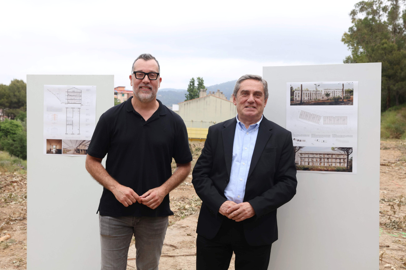 El alcalde de Sant Vicenç dels Horts, Miguel Comino, y el gerente del AMB, Ramon Torra, en el comienzo de la construcción de 39 viviendas de alquiler asequible para jóvenes en la calle del Camí de la Font de Sant Josep, 9