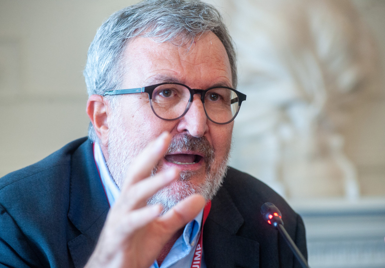 Ignacio Ezquiaga critica la inacció dels poders públics, especialment dels ajuntaments, en permetre que els seus propis sòls romanguin inactius i els privats en “mans mortes”.