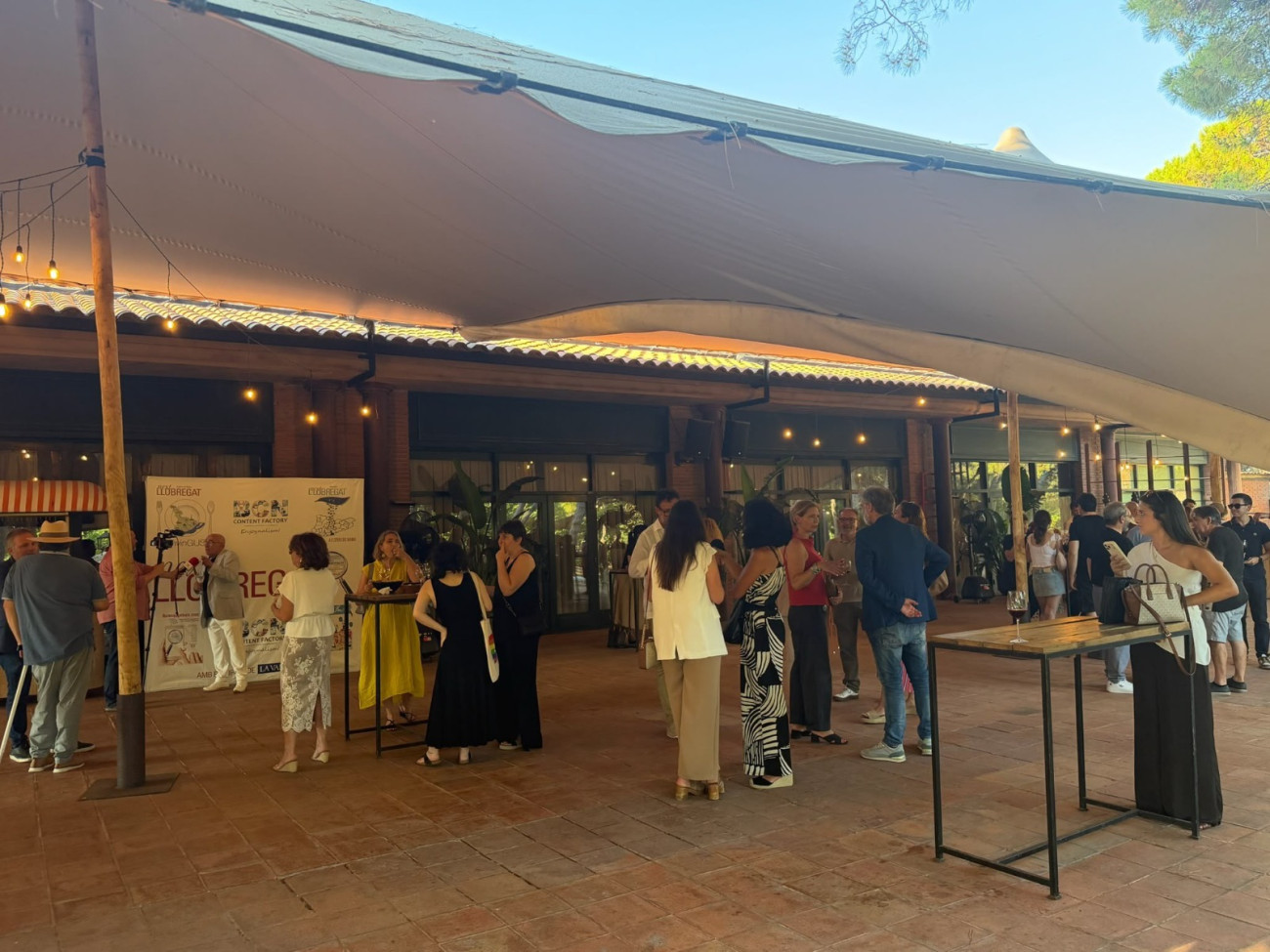 Vista parcial del tendal de Catalina, a Gavà Mar, on s’ha celebrat la festa de presentació de l’edició impresa de l’Estiu al Baix 2026 Next Llobregat