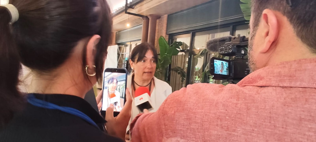 L’alcaldessa de Gavà, Gemma Badia, atenent als mitjans de comunicació durant la festa