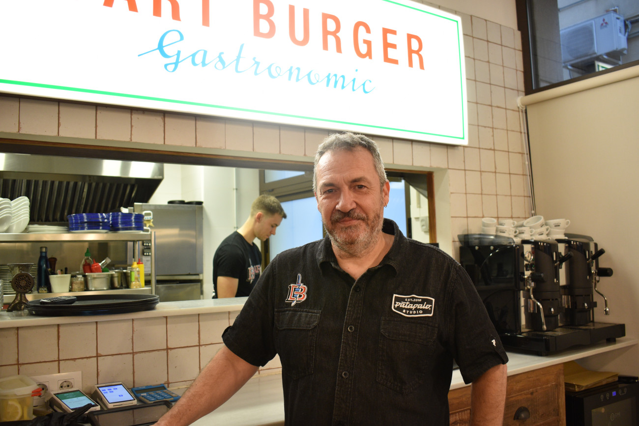 Toni Romero, chef de Bart Burger Gastronòmic, en el interior del restaurante de Sant Boi, especializado en hamburguesas gourmet elaboradas con producto de proximidad.