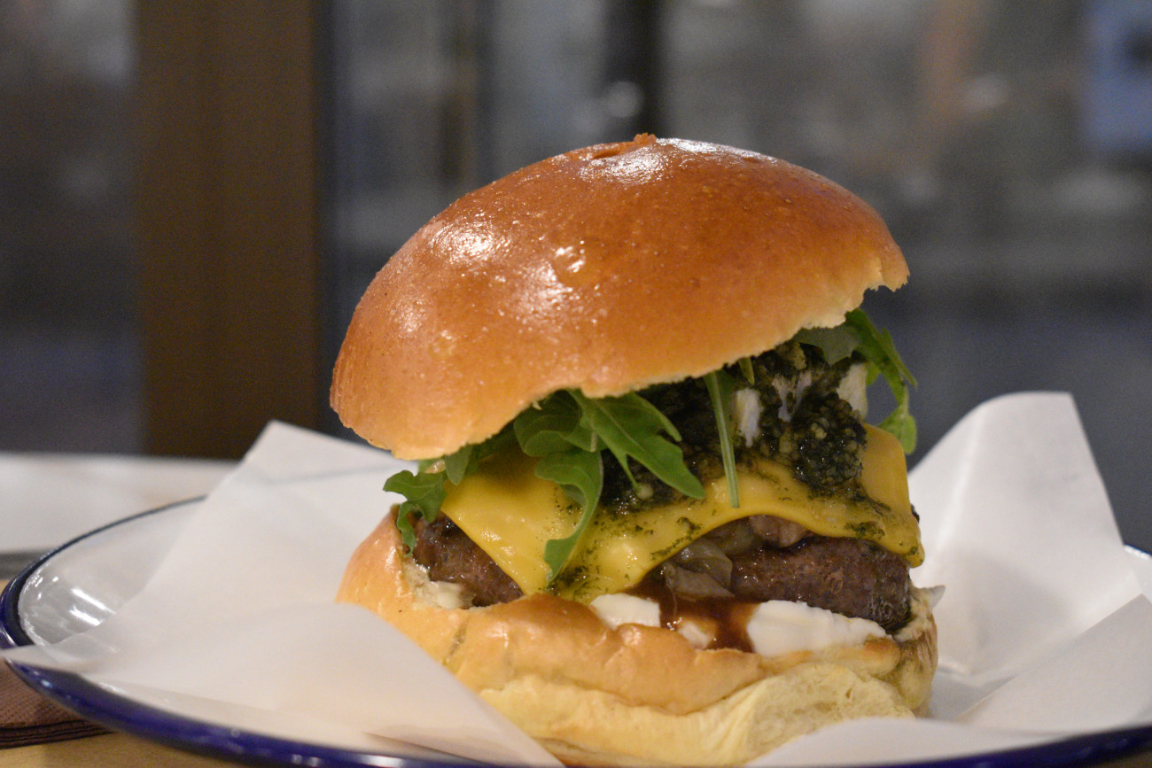 La hamburguesa Carne Madurada de Bart Burger Gastronòmic, una de las propuestas Premium del restaurante elaborada con carne madurada, quesos e ingredientes de proximidad.