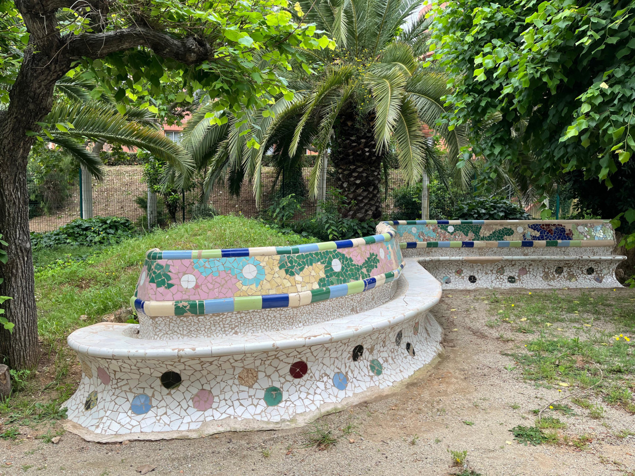 Uno de los bancos de trencadís del Jardín Invisible, situado dentro del recinto del Parc Sanitari Sant Joan de Déu de Sant Boi, atribuido a Antonio Gaudí, que estuvo muchos meses trabajando al lado, en la Colònia Güell, realizando la cripta. Fuente: Parc 