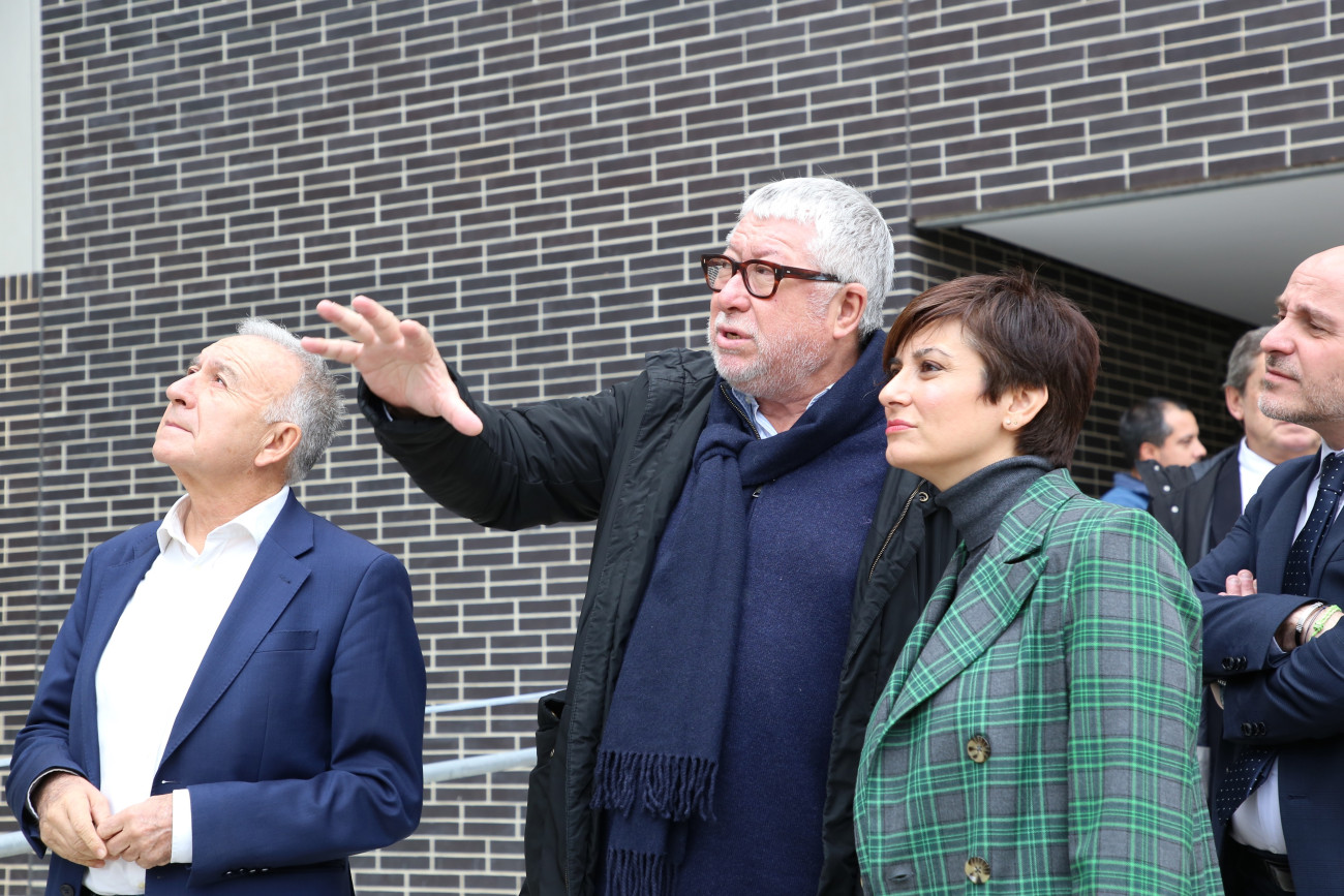 La ministra d’Habitatge i Agenda Urbana, Isabel Rodríguez, durant una visita a una promoció de Cornellà amb l’alcalde d’aquesta ciutat, Antonio Balmón, i el secretari general del PSC del Baix Llobregat, Antonio Poveda.