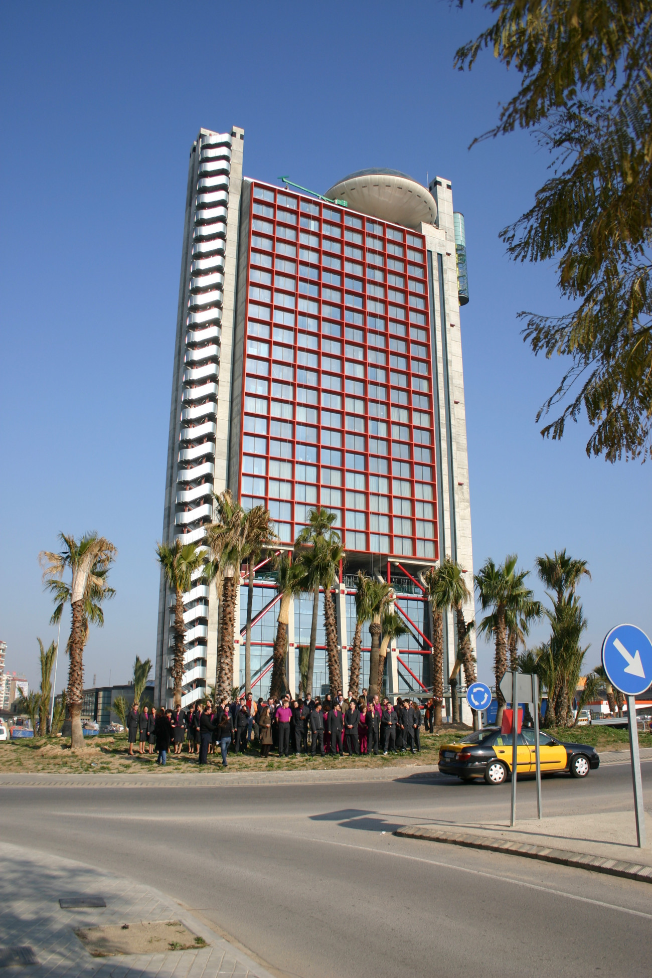 L’hotel Hyatt Regency Barcelona Tower, antic Hesperia, és un edifici icònic de l’Hospitalet, dissenyat per l’arquitecte Richard Rogers