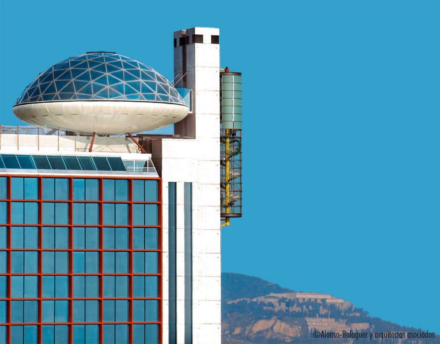  El famós «plat volador» (la cúpula de vidre) situat a la planta 29 de l´Hyatt Regency Barcelona Tower (antic Hesperia Tower) a l´Hospitalet, acull Skyfall, un exclusiu cocktail club i cocteleria d´autor inspirat en l´univers de James Bond