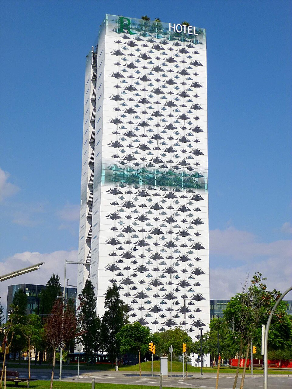 L’hotel Renaissance de la plaça és obra de l’arquitecte francès Jean Nouvel i de l’estudi barceloní Ribas & Ribas Arquitectes