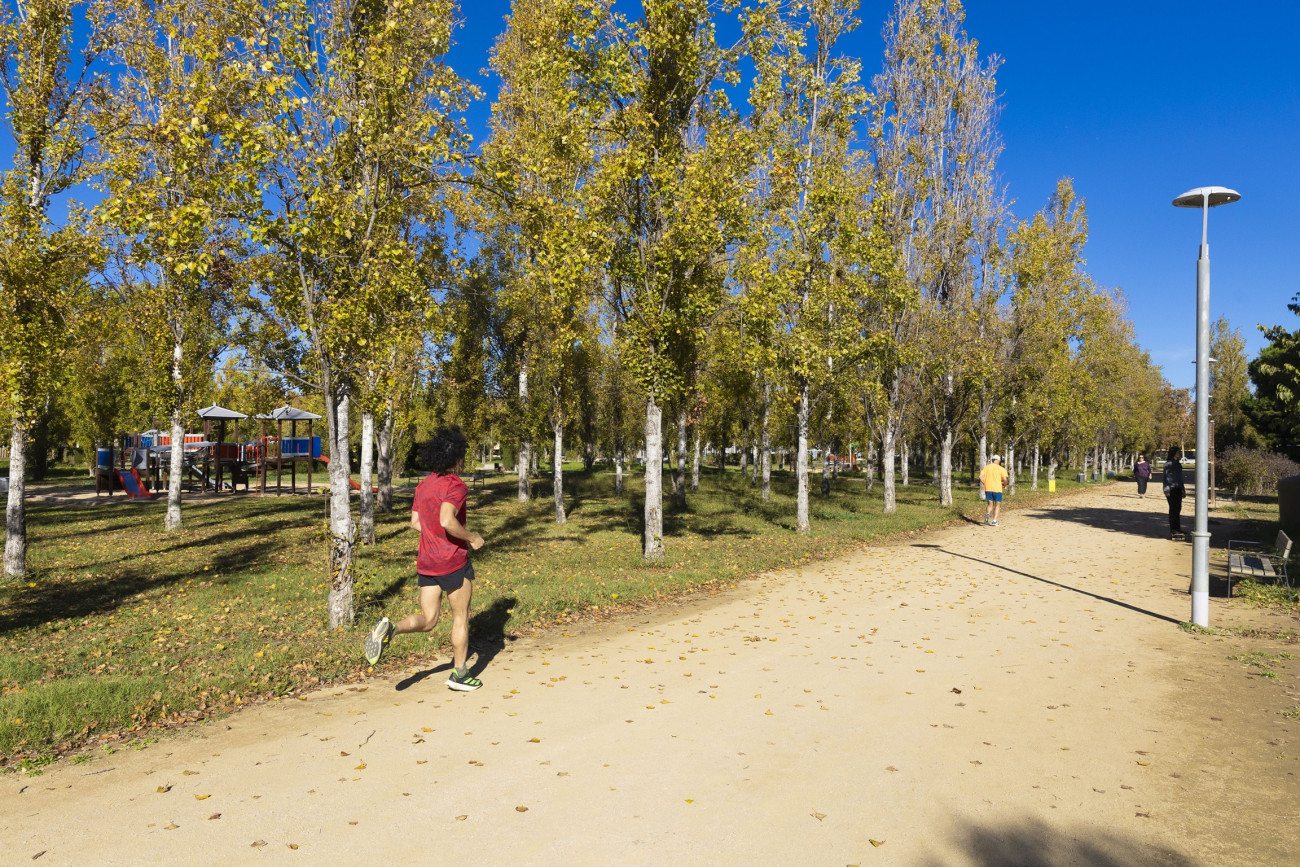 El Parc Nou de El Prat de Llobregat forma parte de la red de parques metropolitanos que contribuyen a mitigar los efectos del calor y mejorar la calidad de vida urbana.