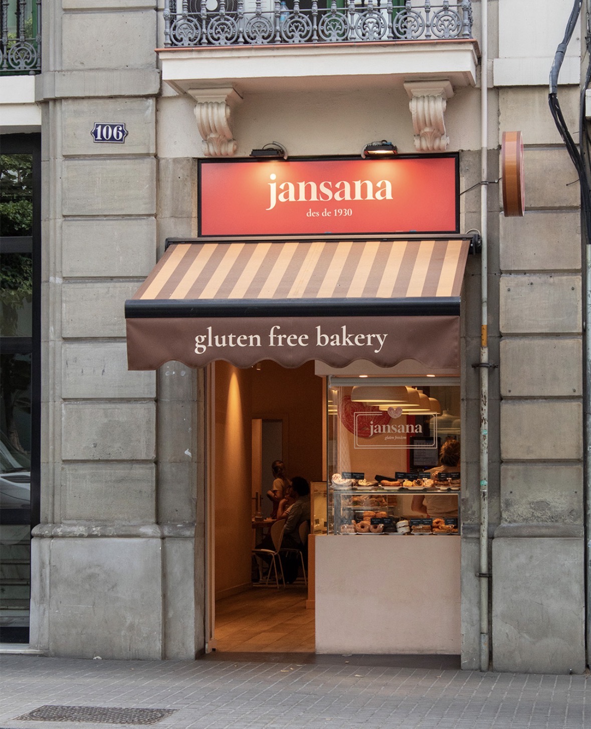  Façana de la popular pastisseria Jansana al carrer Balmes de Barcelona