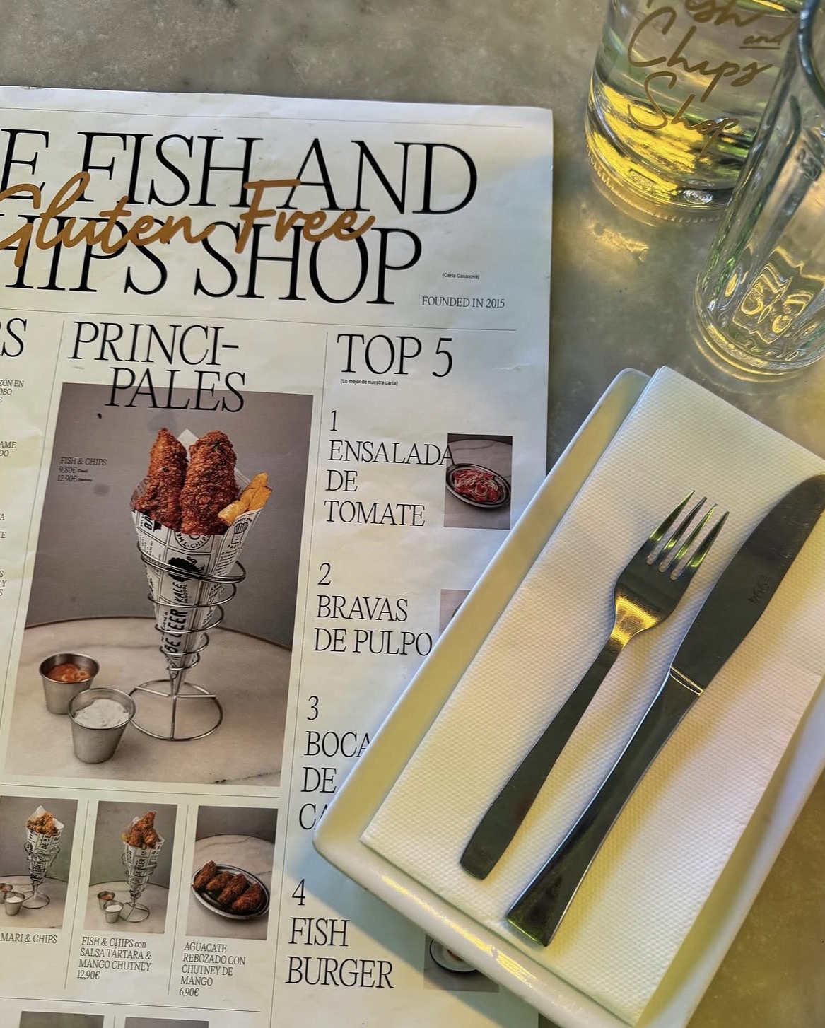 El clàssic fish and chips britànic presentat en el tradicional cucurutxo de paper de diari, ara adaptat en versió sense gluten
